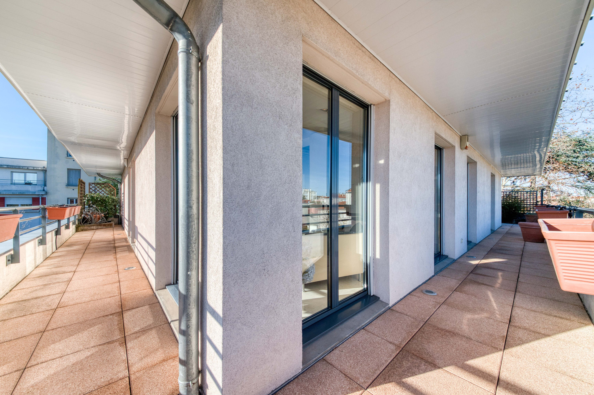 Lyon 3ème - Montchat. Appartement de 121 m2 en dernier étage avec terrasses de 81 m2 - 2 Garages.