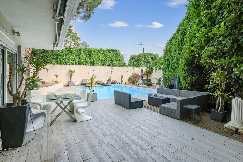Champagne au Mont d’Or : maison familiale de 208 m2, 5 chambres, piscine, jardin paysager et terrasses.