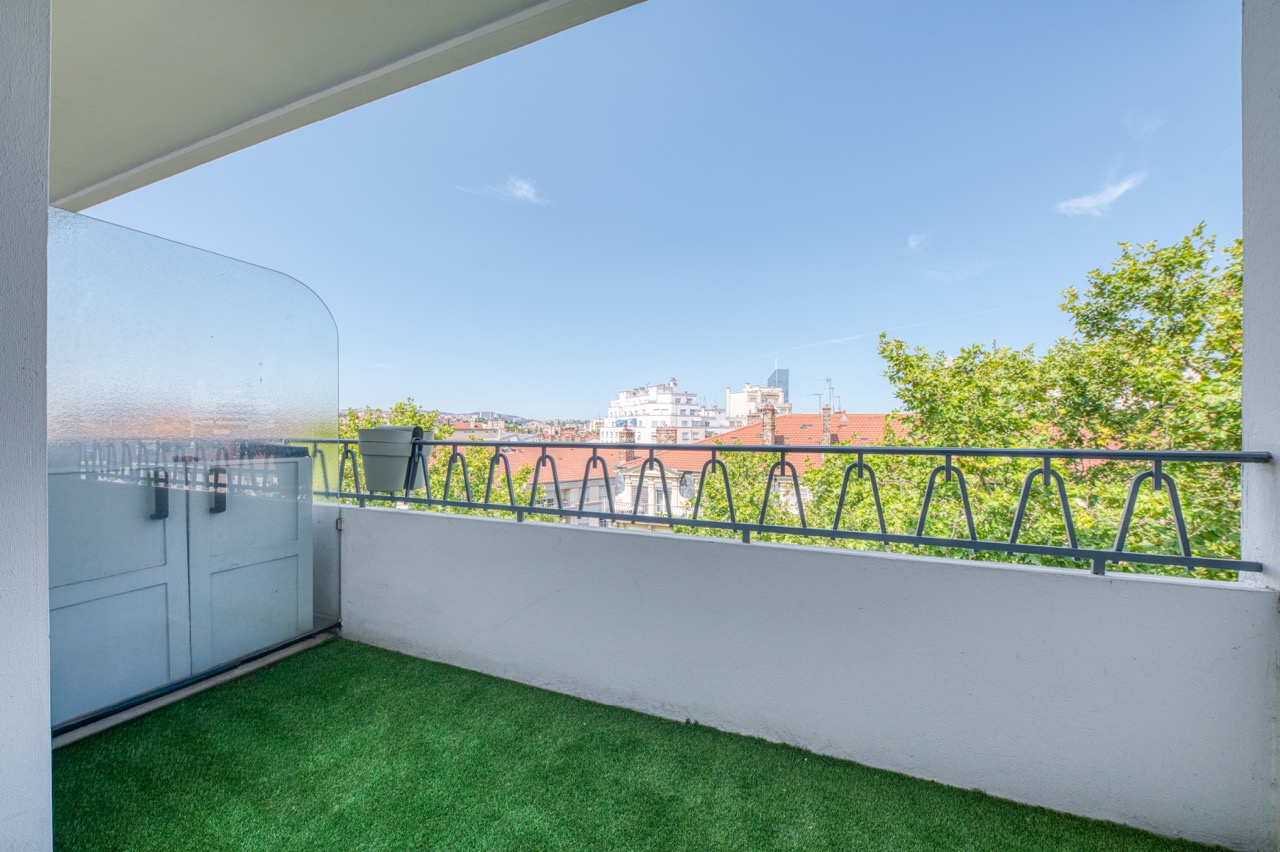 Appartement de 110 m2 en étage élevé avec une vue dégagée et un garage