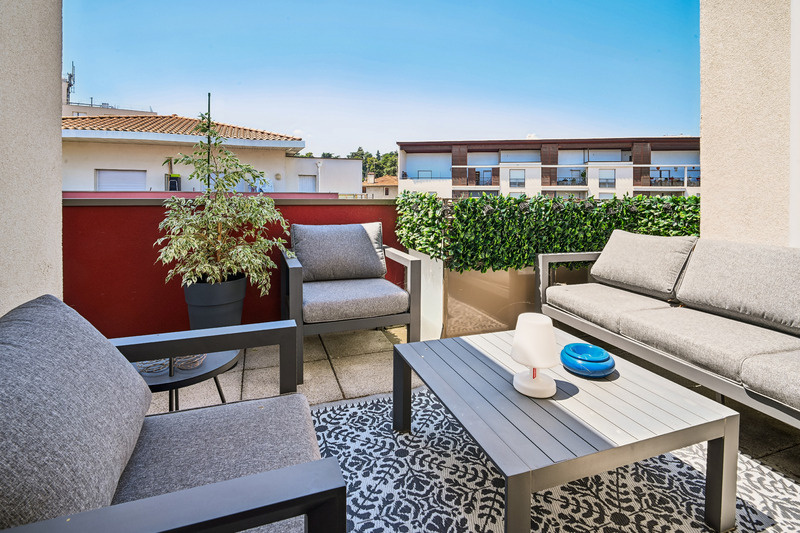 Oullins - Centre: Un appartement T2 de 47m2 avec terrasse et garage