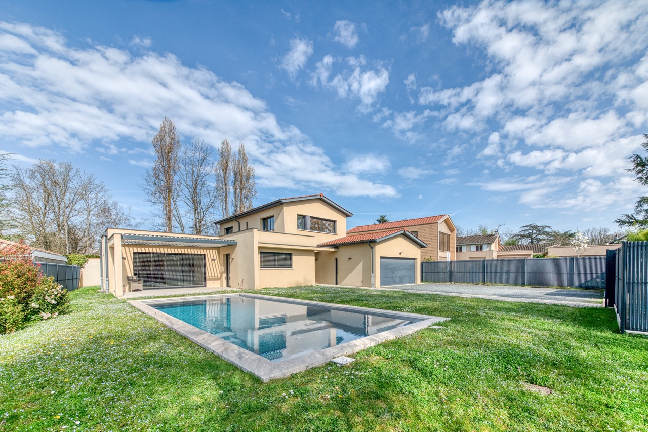 Ecully - Les Serres: Une maison contemporaine de 189m2, 5 chambres, terrasse, jardin, piscine et garage.