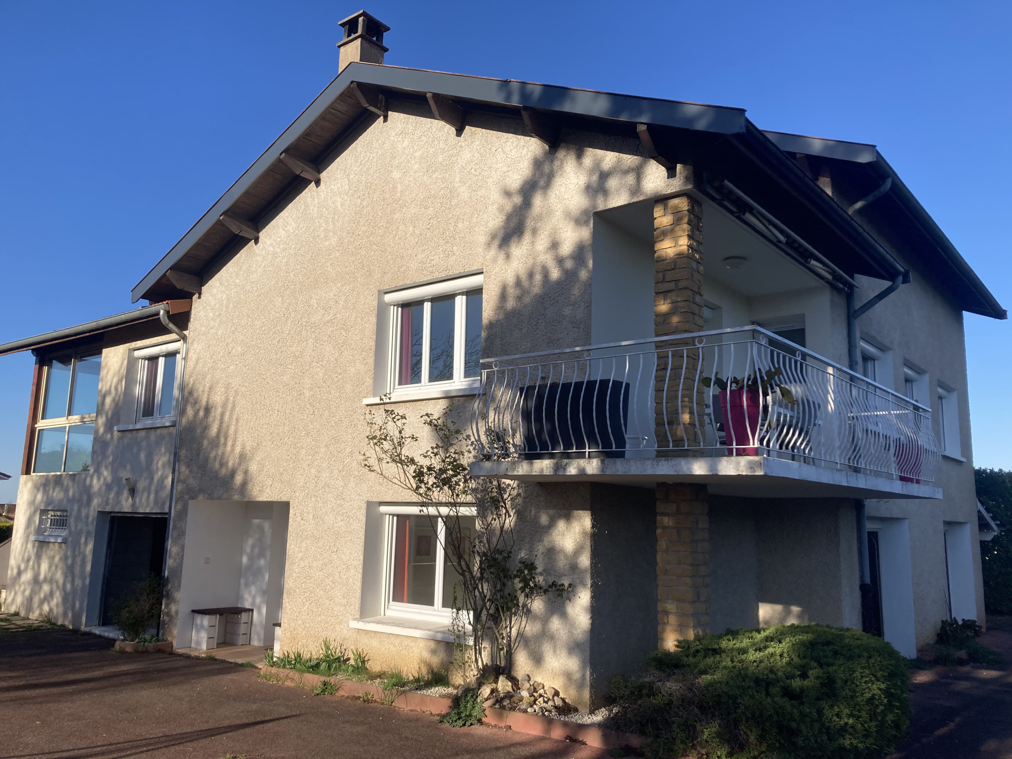 LUCENAY  Maison familiale de 200m2, 5 chambres, rénovée, avec piscine et grand terrain arboré.